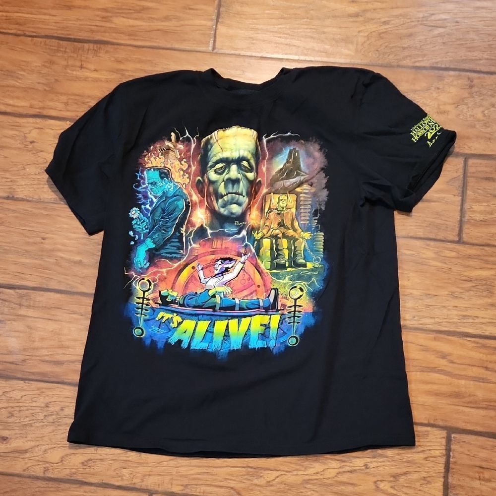 Universal Black and Blue Short Sleeve Tee with Vibrant Graphic